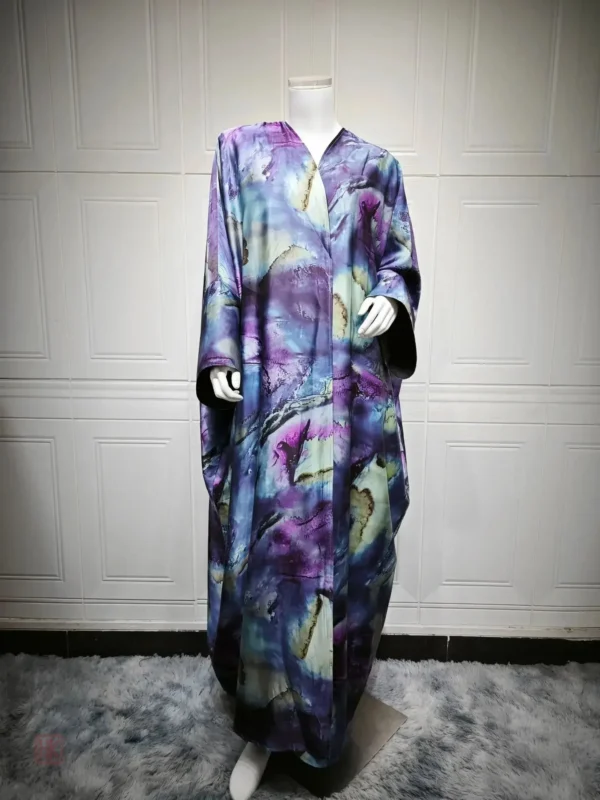 Kimono aux tons violets, style moderne et raffiné