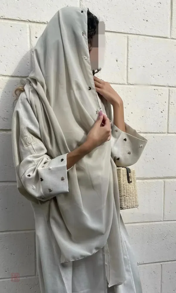 Abaya beige fluide, idéal pour un look décontracté