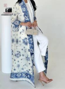 Vêtement Long avec Motifs Bleus sur Blanc