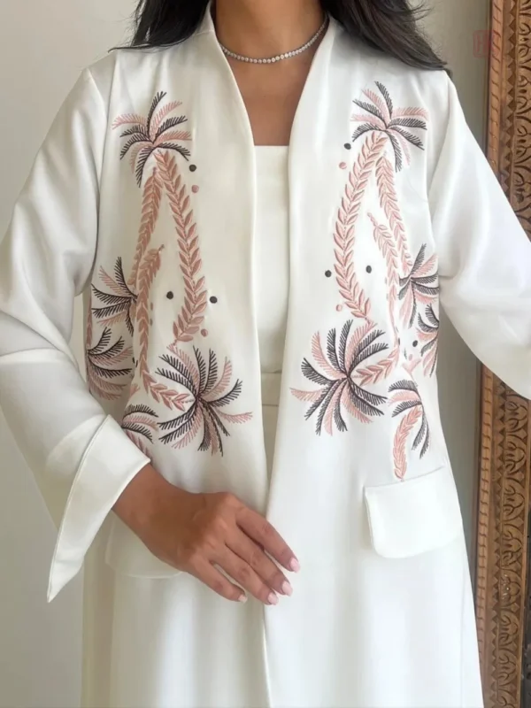 Abaya luxueuse blanche avec broderies élégantes