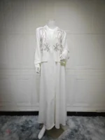 Kimono blanc avec motifs brodés délicats