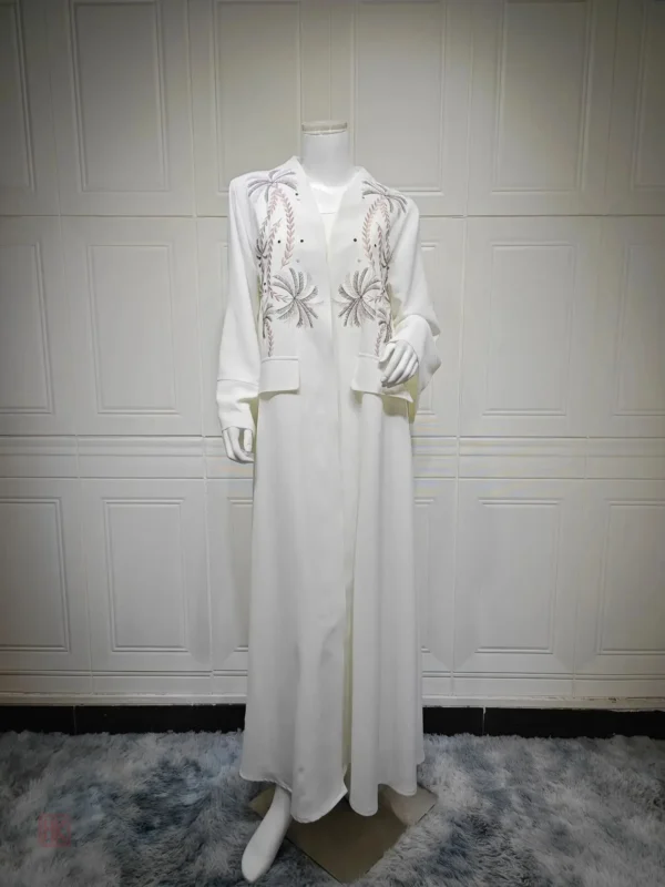 Kimono blanc avec motifs brodés délicats