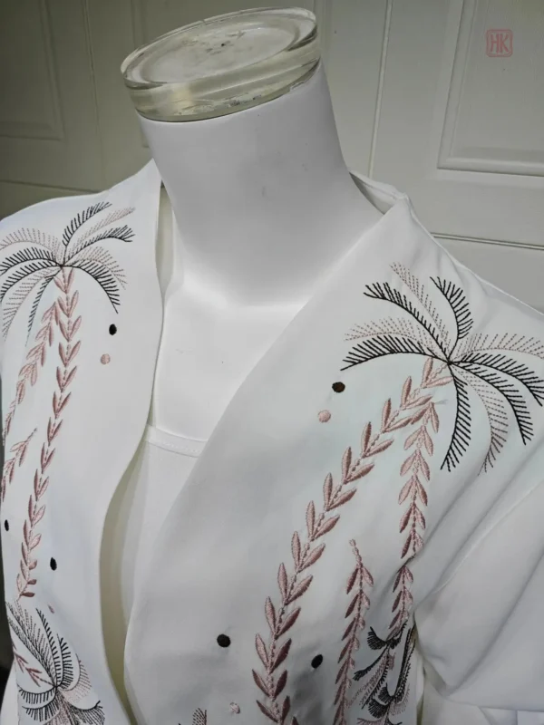 Vêtement traditionnel moderne, abaya blanche
