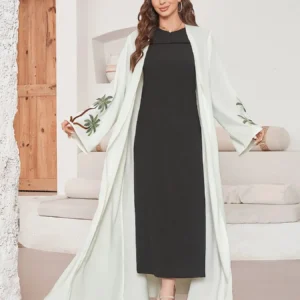 Abaya kimono blanche au design long et fluide