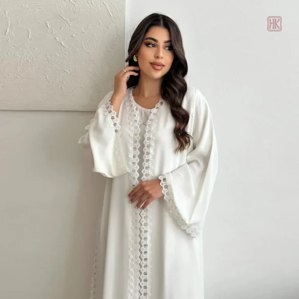 Abaya blanche avec dentelles élégantes