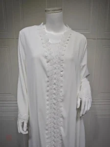 Détails en dentelle sur un abaya blanc