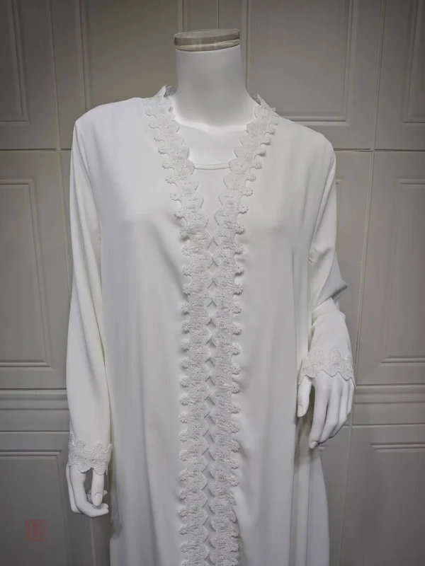 Détails en dentelle sur un abaya blanc