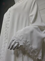 Vêtement léger et raffiné en blanc