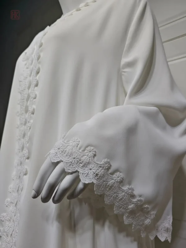 Vêtement léger et raffiné en blanc