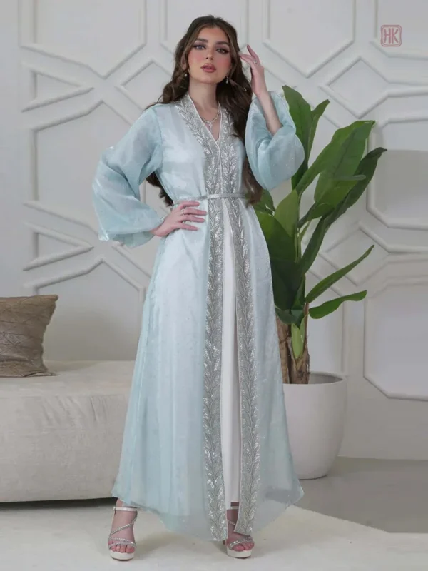 Vêtement élégant en bleu, style kimono