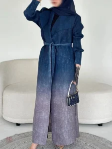 Vêtement traditionnel bleu dégradé, idéal pour toutes occasions
