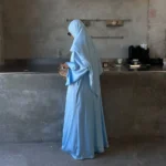 Vêtement kimono bleu, parfait pour des occasions spéciales