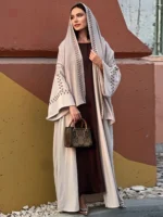 Vêtement traditionnel kimono en teinte beige