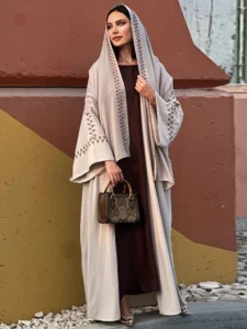 Vêtement traditionnel kimono en teinte beige