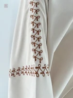 Abaya blanche ornée de broderies délicates
