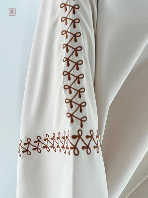 Abaya blanche ornée de broderies délicates