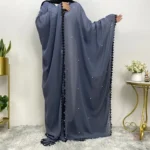 Mousseline bleu avec finitions perlées, style kimono