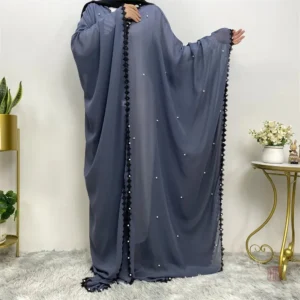 Mousseline bleu avec finitions perlées, style kimono