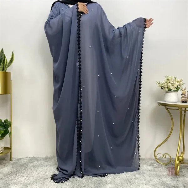 Mousseline bleu avec finitions perlées, style kimono