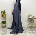 Kimono bleu chic en mousseline, embellissements en perles
