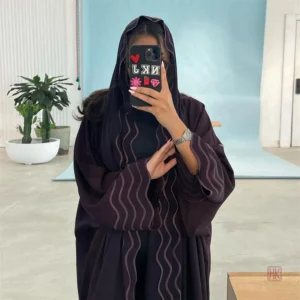 Vêtement modeste : Abaya et Hijab mauves chic