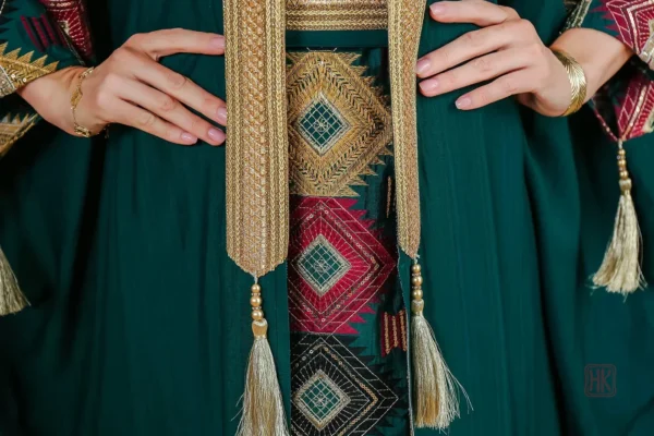 Robe kimono brodée pour un look sophistiqué