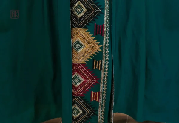 Abaya tendance avec détails floraux
