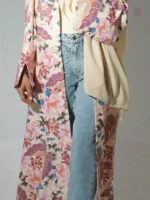 Vêtement léger en rose avec design floral
