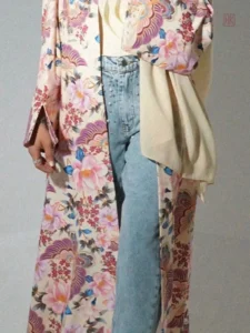 Vêtement léger en rose avec design floral