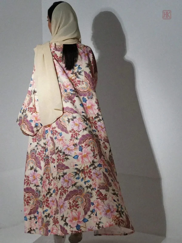 Abaya chic en rose, parfaite pour toutes occasions
