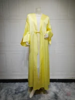 Vêtement long jaune, parfait pour une allure sophistiquée