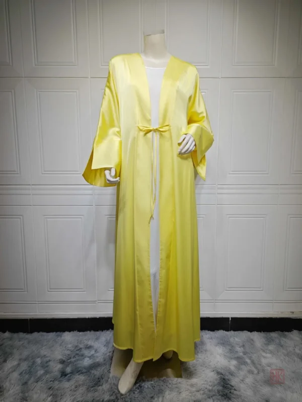 Vêtement long jaune, parfait pour une allure sophistiquée