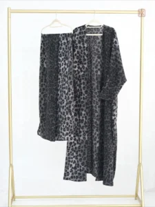 Style chic avec kimono abaya léopard femme
