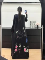 Vêtement long fleuri, idéal pour des occasions spéciales