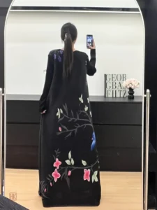 Vêtement long fleuri, idéal pour des occasions spéciales