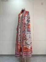 Vêtement traditionnel moderne en rose