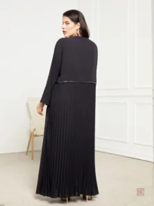Vêtement traditionnel noir en style kimono