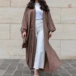Abaya féminine avec coupe contemporaine