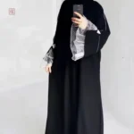 Vêtement long style kimono avec détails en dentelles