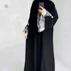 Vêtement long style kimono avec détails en dentelles