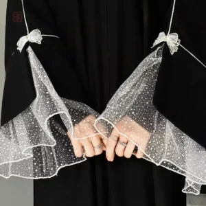 Abaya féminine avec finitions en dentelles raffinées