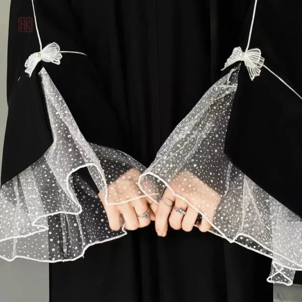 Abaya féminine avec finitions en dentelles raffinées
