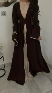 Vêtement élégant en kimono marron avec nœuds