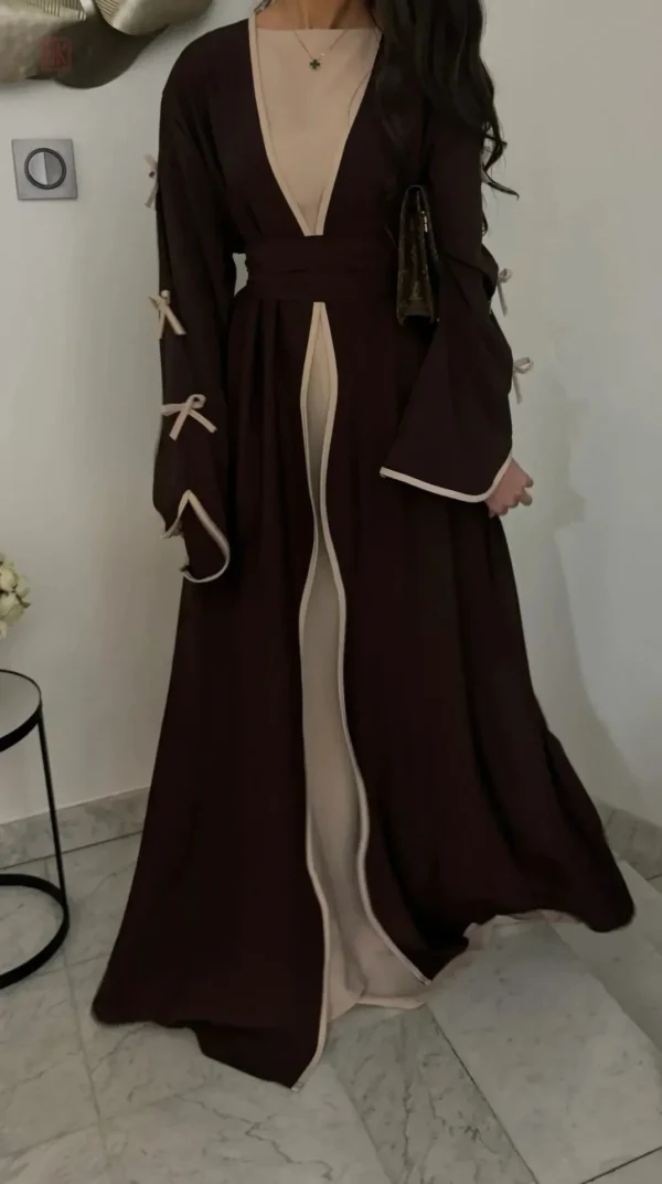 Vêtement élégant en kimono marron avec nœuds