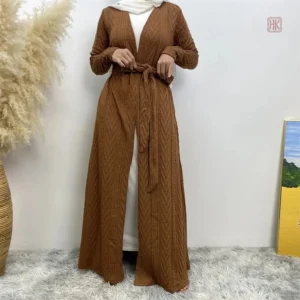 Vêtement marron en tissu fluide, style abaya