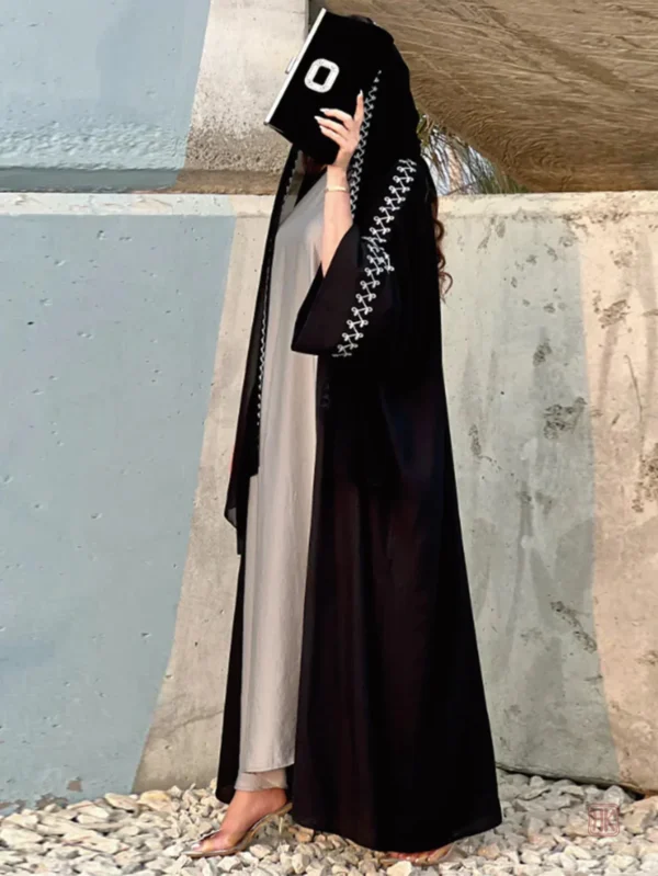 Broderie délicate sur abaya noire