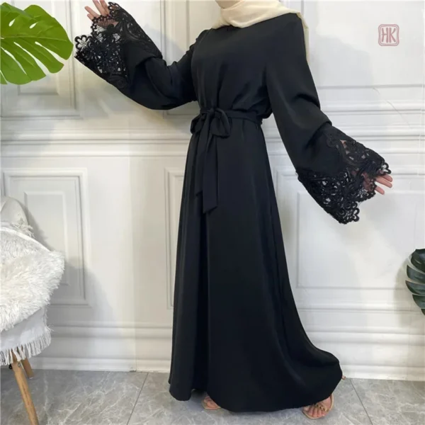 Abaya kimono noir, détails en dentelle raffinés