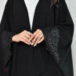 Abaya noire ornée de sequins brillants