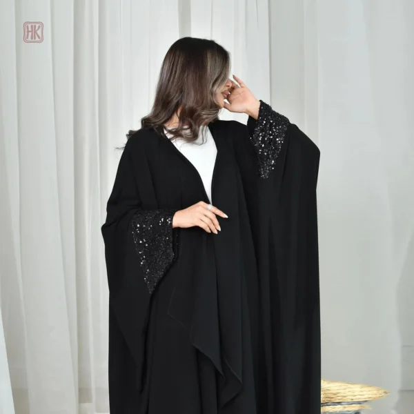 Abaya chic noire avec détails scintillants