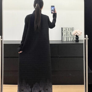 Abaya kimono noir aux motifs gris raffinés